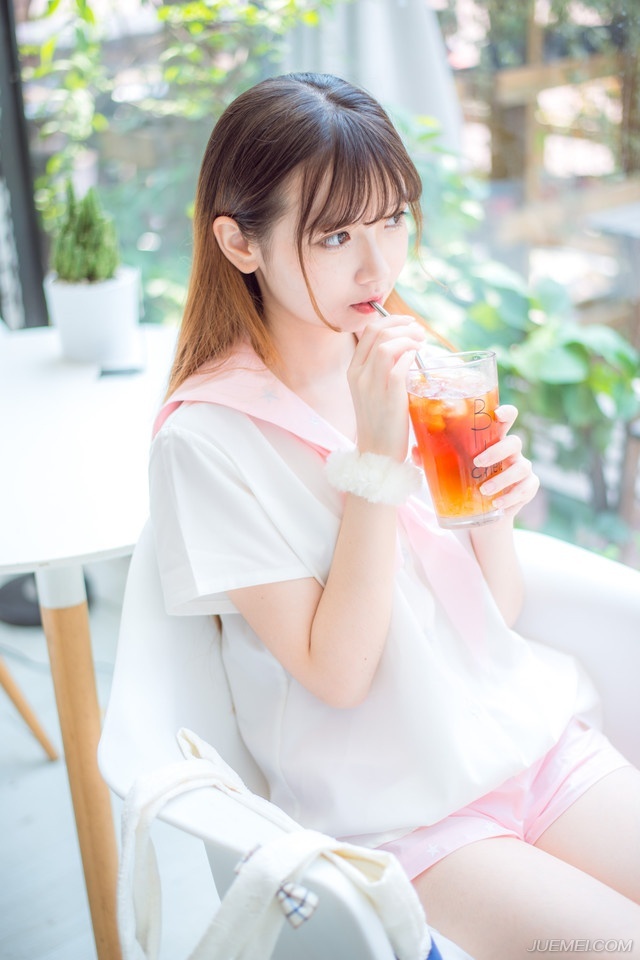 清晨，空气中带着几分湿冷，令人分外难受，庞统站在刺史府外，有些无奈的狠狠地瞪了法正一眼，在他身后，邓贤、泠苞等人则是对着张松一群益州世家怒目而视，刘璋已经失去了一切，此前终究君臣一场，就算刘璋当时做的不地道，但如今蜀中已经败亡，刘璋也不再是君主，这些人怎就不依不饶。